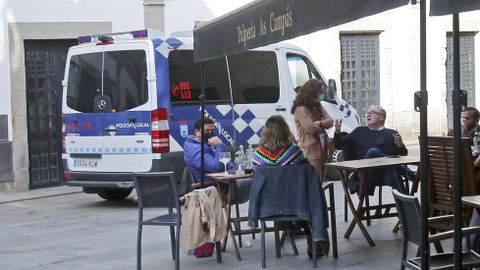 La policía vigila que se cumplan las normas Covid en las terrazas