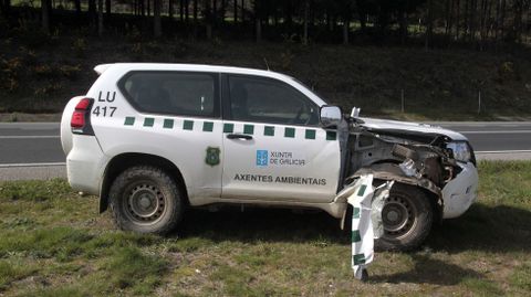 El choque contra la señal levantó la carrocería de la parte frontal derecha del todoterreno