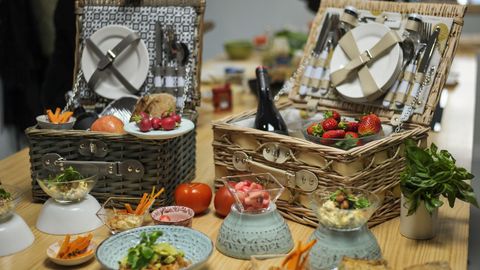 Las cestas de pícnic de El García and Co y el menú para tomar al aire libre del restaurante Greca