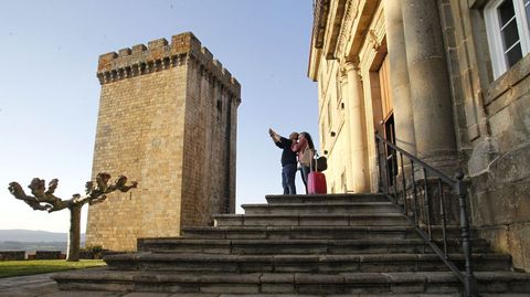 Dos turistas se hacen un selfi a la entrada del Parador, en una foto previa al inicio de la pandemia