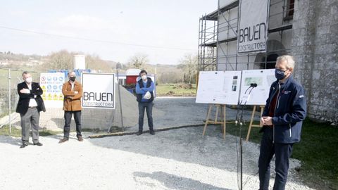 Alfonso Rueda, a la derecha, durante la visita que realizó a las obras de rehabilitación del Palacio de Diomondi
