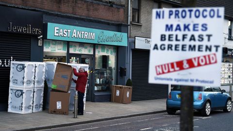Cartel contra los controles fronterizos del «brexit», en el puerto de Larne