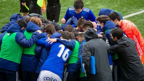 Los jugadores del juvenil A, antes de un encuentro