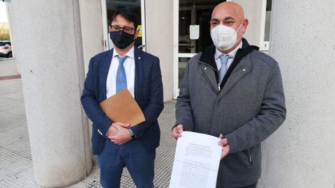 El portavoz municipal del PSOE, Tino Fernández, sostiene la denuncia presentada contra Ence en presencia del abogado Pedro Hermida Paredes