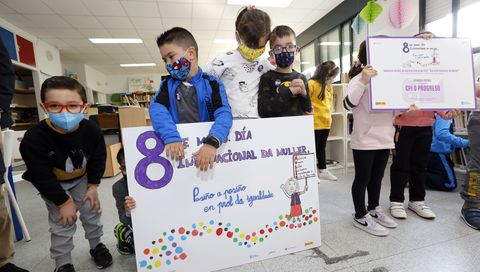 Niños del colegio de Catoira que ganaron un premio por el 8M
