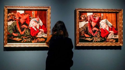 Una visitante observa la obra «El recaudador de impuestos y su mujer»