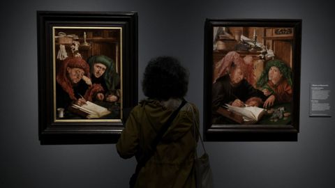 Una mujer ante los cuadros de Marinus van Reymerswale «El tesorero municipal» y «Los recaudadores de impuestos»