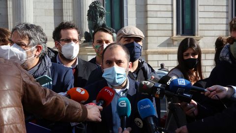 O presidente da Mesa pola Normalizacion Lingüística, Marcos Maceiras, comparece ás portas do Congreso