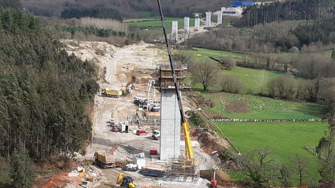 Obras del viaducto sobre el valle del río Pambre de la autovía A-54 entre Lugo y Santiago