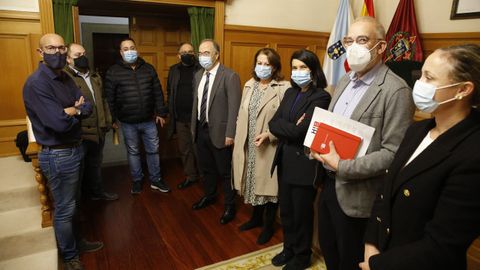 La directiva de la Asociación Hostelería Compostela en una reciente reunión con el alcalde de Santiago, Xosé Sánchez Bugallo