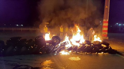 Una barricada ardiendo