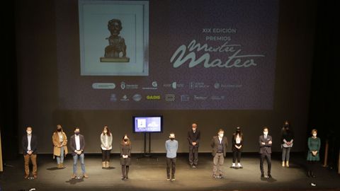 Foto de familia da presentación dos Premios Mestre Mateo, na súa XIX edición, no Teatro Colón da Coruña