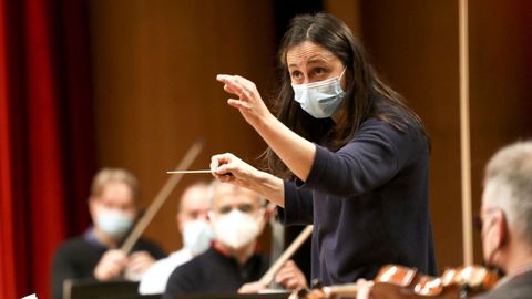 Joana Carneiro ensalza a los músicos de la Filharmonía