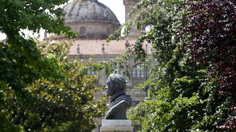 Busto del cardenal, en el Parque dos Condes, con el colegio que fundó de fondo
