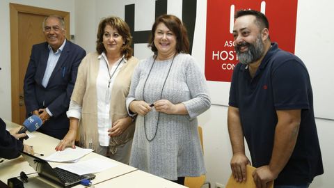 Sara Santos, segunda por la izquierda, en un acto de la Asociación Hostelería Compostela