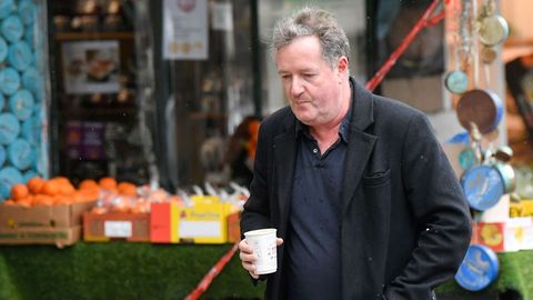Piers Morgan camina cerca de su casa a la maana siguiente de abandonar el popular espacio matinal Good Morning Britain