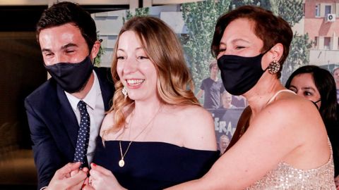 Valérie Delpierre, a la derecha, productora de Las niñas , recogiendo el Goya a Mejor Película