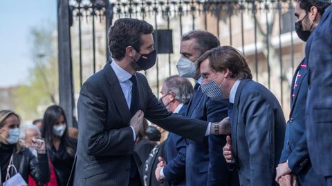 El alcalde de Madrid, José Luis Martínez-Almeida , saluda a Pablo Casado a su llegada hoy al tradicional homenaje a las víctimas de los atentados del 11M