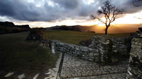 Terras de Burón: Camiño Primitivo en Montouto, con los restos del antiguo hospital de peregrinos