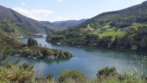 Terras de Burón: embalse de Grandas a su paso por Negueira de Muñiz