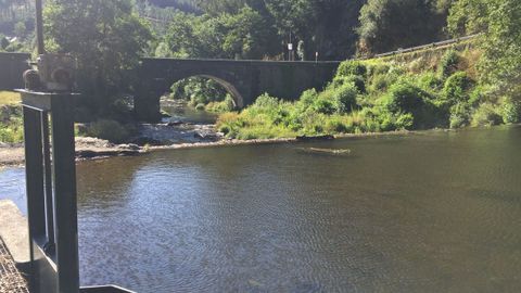 Terras de Burón: área recreativa do Chao do Pousadoiro, con río Eo, en Ribeira de Piquín
