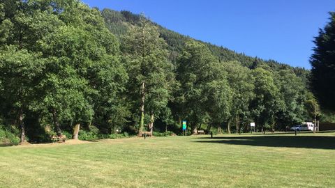 Terras de Burón: área recreativa do Chao do Pousadoiro, con río Eo, en Ribeira de Piquín
