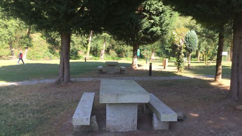 Terras de Burón: área recreativa do Chao do Pousadoiro, con río Eo, en Ribeira de Piquín