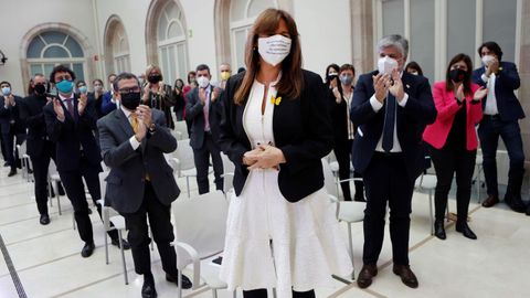 Laura Borràs es aplaudida por sus compañeros tras ser elegida nueva presidenta del Parlamento catalán