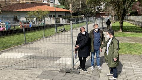 El concejal Iván Puentes, con Eva Vilaverde y el arquitecto municipal Ángel Velando, cuando se decidió vallar el paseo peatonal sobre el Gafos debido al riesgo de derrumbe