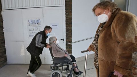En el centro de salud Virxe Peregrina de Pontevedra la vacunación se inició el 22 de febrero para los mayores de 80 años. Empezaron en la letra H y van por la R