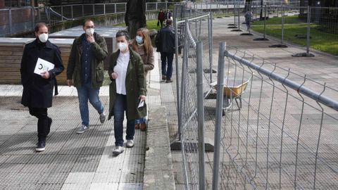 Los concejales Iván Puentes y Eva Vilaverde, con el arquitecto municipal Ángel Velando, en el paseo clausurado