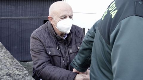 El presidente del Colegio de Enfermería de Pontevedra, custodiado por un guardia civil