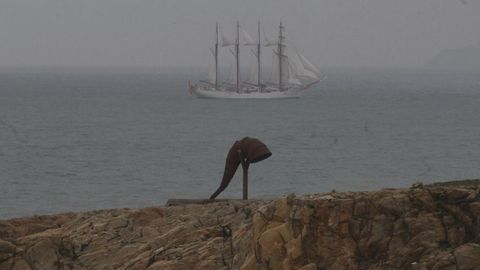 El Juan Sebastian Elcano saliendo de A Coruña.