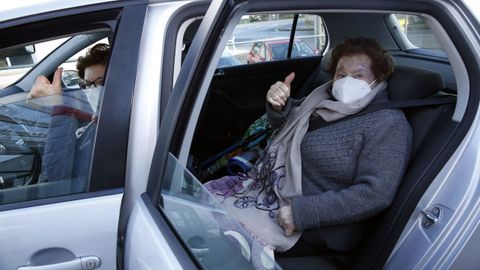 Mayores de 80 años acuden a vacunarse al centro de salud de O Saltiño en Boiro