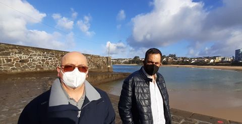 Ángel y Francisco, patrón mayor de la cofradía, en el muelle del paseo marítimo de Mera