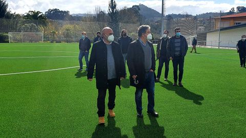 Tino Fernández y Miguel Anxo Fernández Lores, en la recepción por parte del Concello del nuevo campo de fútbol de Ponte Sampaio