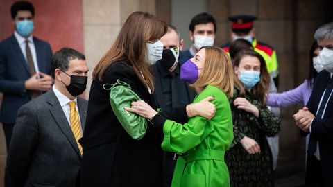 Laura Borràs saluda a Carme Forcadell tras ser elegida presidenta del Parlamento catalán