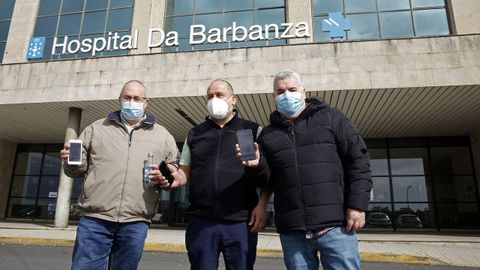 Fran, Juan y Antonio Lijó reconocen que para ellos fue una suerte que les hubieran citado para recibir ayer la primera dosis de la vacuna contra el covid-19. Los tres acudieron por la tarde al hospital comarcal para comenzar el ansiado proceso de inmunización. Para ellos, por sus trabajos, aseguran que es un momento muy importante