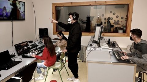 Alumnos del IES Audiovisual de Vigo haciendo prácticas de realización
