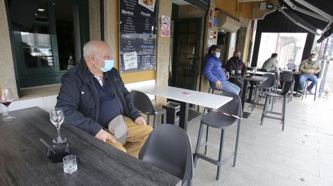 Hasta ayer, solo terrazas. Los restaurantes del paseo marítimo de Mugardos abiertos ayer llenaron sus limitadas mesas, al estar autorizado solo el consumo en el exterior y al 50 % de aforo