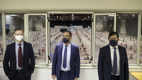 El conselleiro de Facenda e Función Pública, al inicio de los exámenes de este fin de semana en Silleda