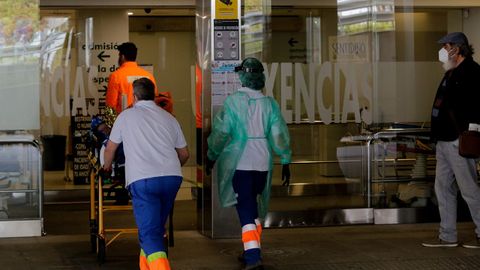 Traslado de una persona enferma por parte del 061 al Chuac