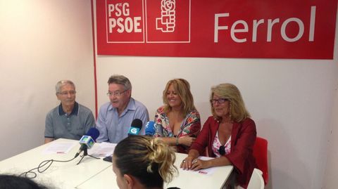 Junto a otros integrantes de la ejecutiva local del PSOE -de izda. a derecha, Tito Pena, Enrique Barrera, Beatriz Sestayo y Paloma Rodríguez- en una comparecencia en 2017 para hablar sobre los presupuestos municipales