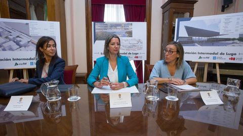 Isabel Pardo de Vera, Lara Méndez y Ether Vázquez en la firma del convenio de la estación Intermodal de Lugo