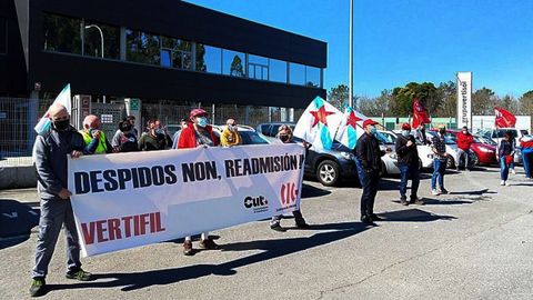 El comité de empresa de Vertifil se concentró este lunes a las puertas de la fábrica ubicada en el polígono industrial de Mirallos, en Moraña