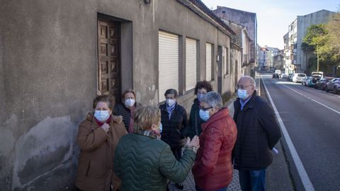 Manuel Maldonado en Boiro, con vecinos de la zona, junto a la casa de su madre que fue okupada