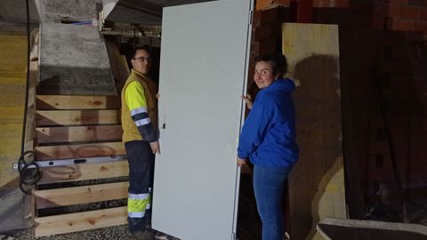 Yolanda Cela y su marido en las obras de su futura fábrica