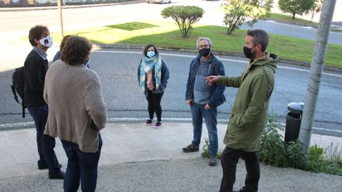 Los ediles del BNG en el cruce donde se hará la rotonda de San Eufrasio con Fontiñas