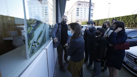 La alcaldesa, Inés Rey, en su visita al barrio de Novo Mesoiro para presentar el nuevo proyecto para la zona