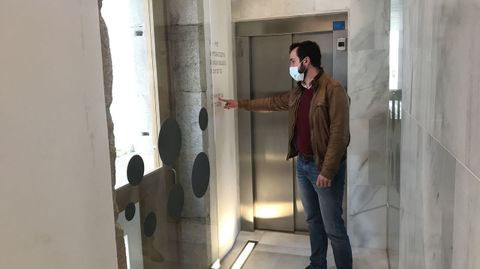 El concejal del PP Antonio Ameijide ante la puerta de acceso exterior que se ha hecho para entrar en la cafetería de O Vello Cárcere